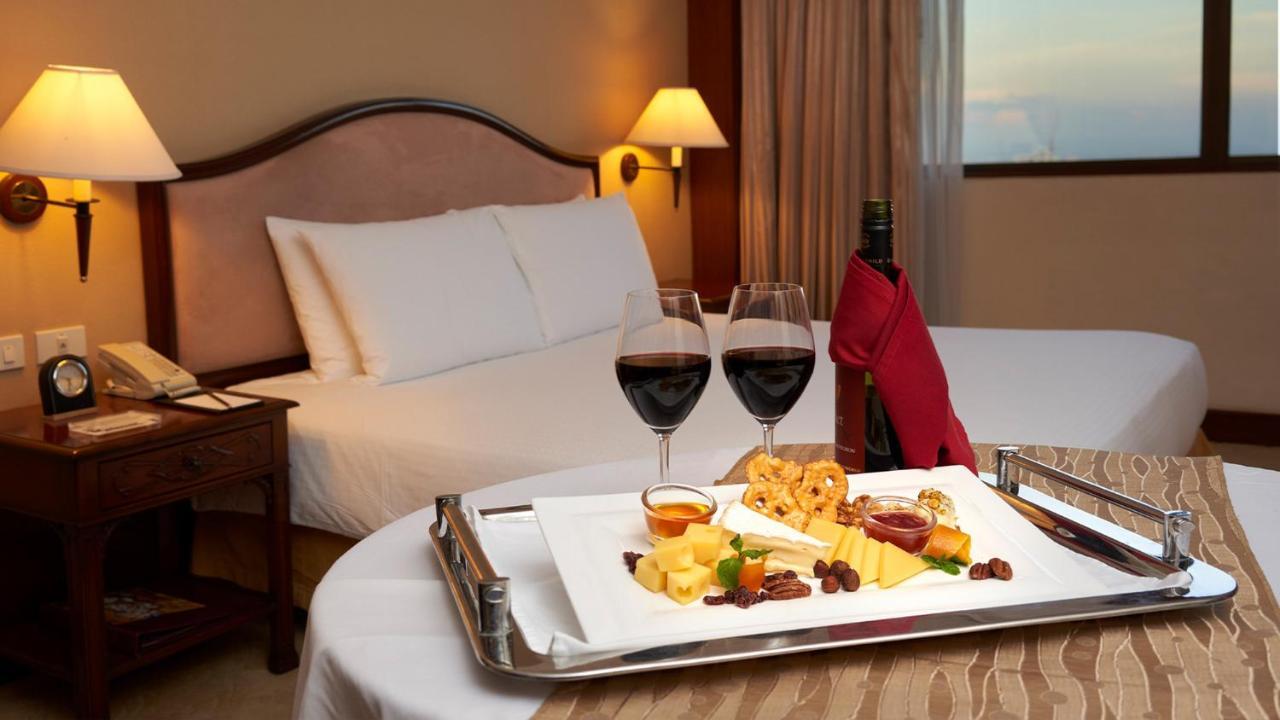 Готель Marco Polo Plaza Cebu Екстер'єр фото Room service
