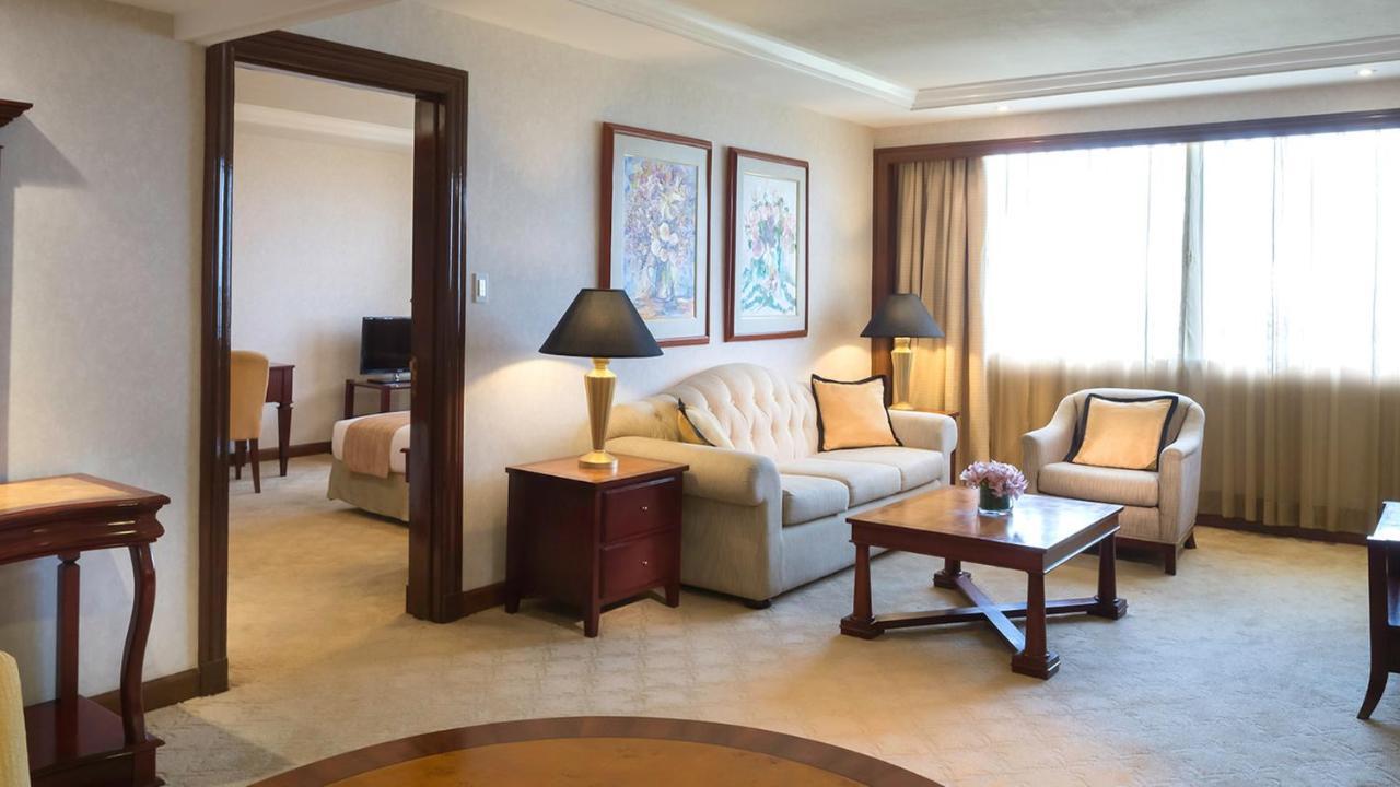 Готель Marco Polo Plaza Cebu Екстер'єр фото A suite at the InterContinental