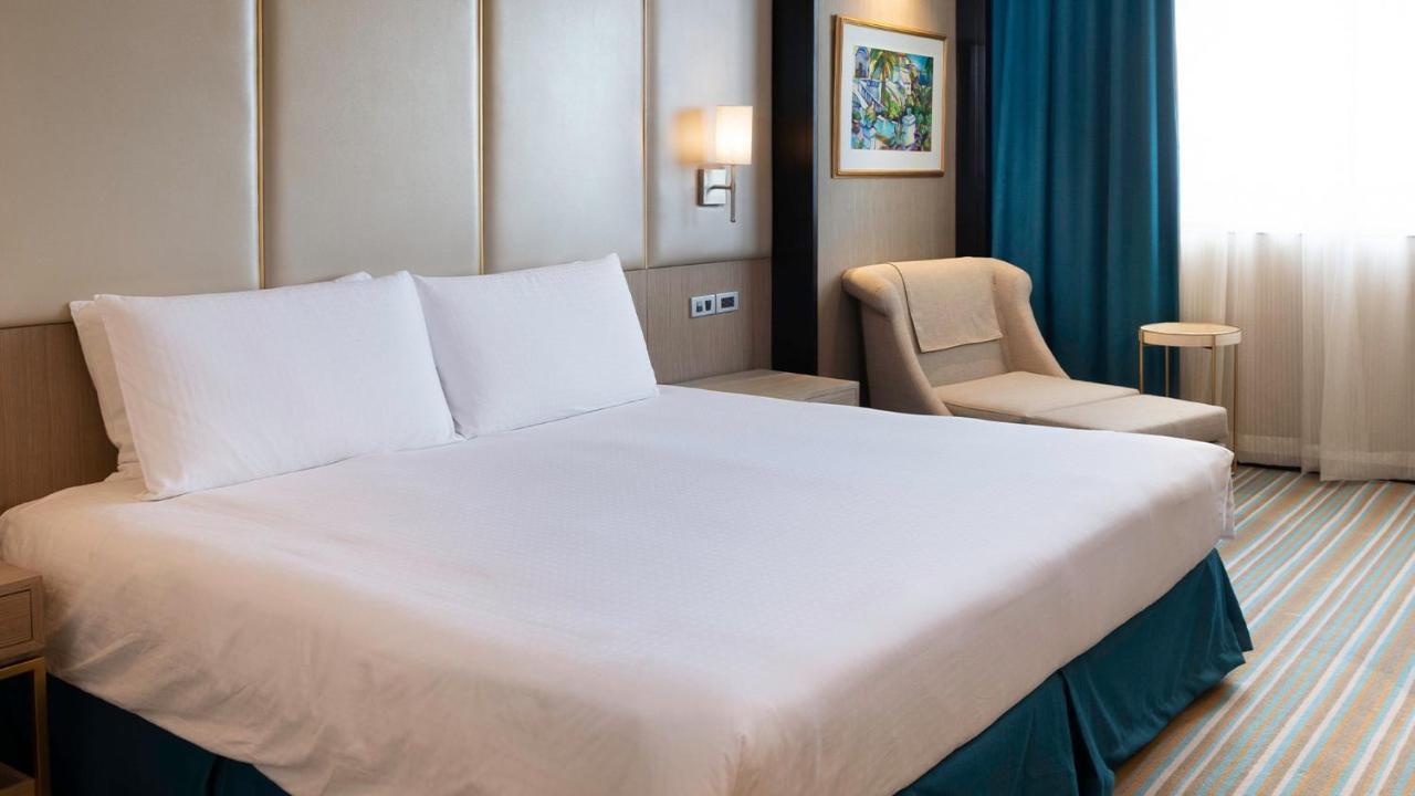 Готель Marco Polo Plaza Cebu Екстер'єр фото A bed with a bed skirt