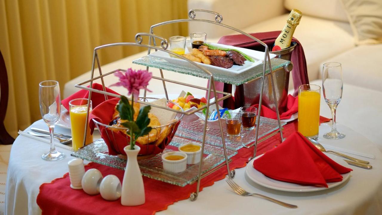 Готель Marco Polo Plaza Cebu Екстер'єр фото A champagne breakfast