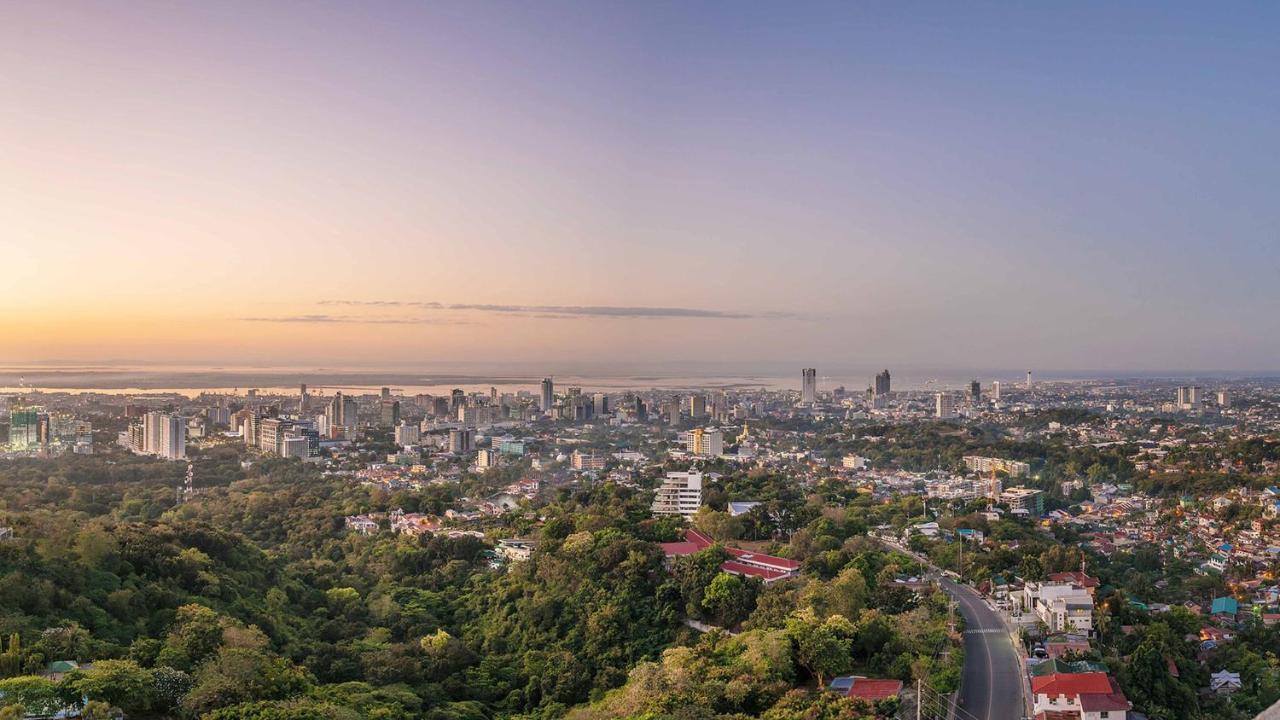 Готель Marco Polo Plaza Cebu Екстер'єр фото View of the Gold Coast skyline from the Gold Coast hinterland