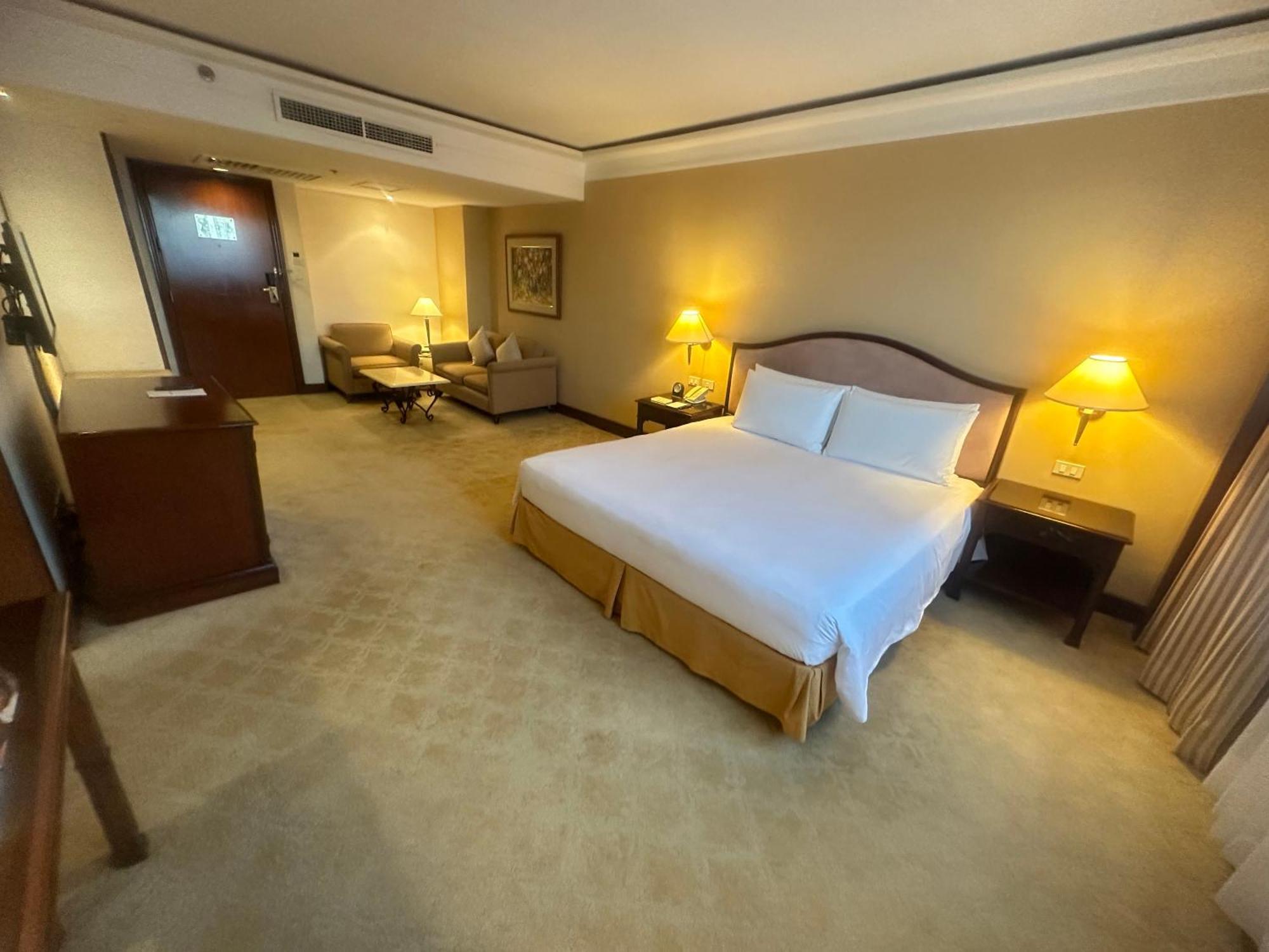 Готель Marco Polo Plaza Cebu Екстер'єр фото A room at the hotel