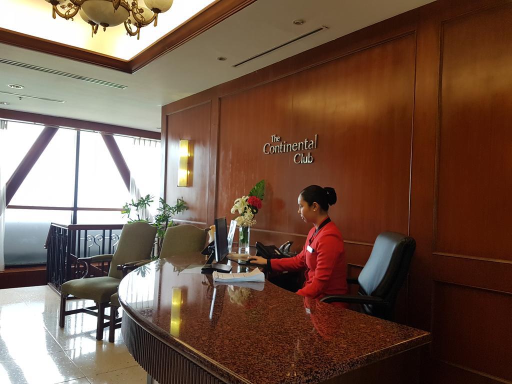 Готель Marco Polo Plaza Cebu Екстер'єр фото Concierge at the lobby of the hotel