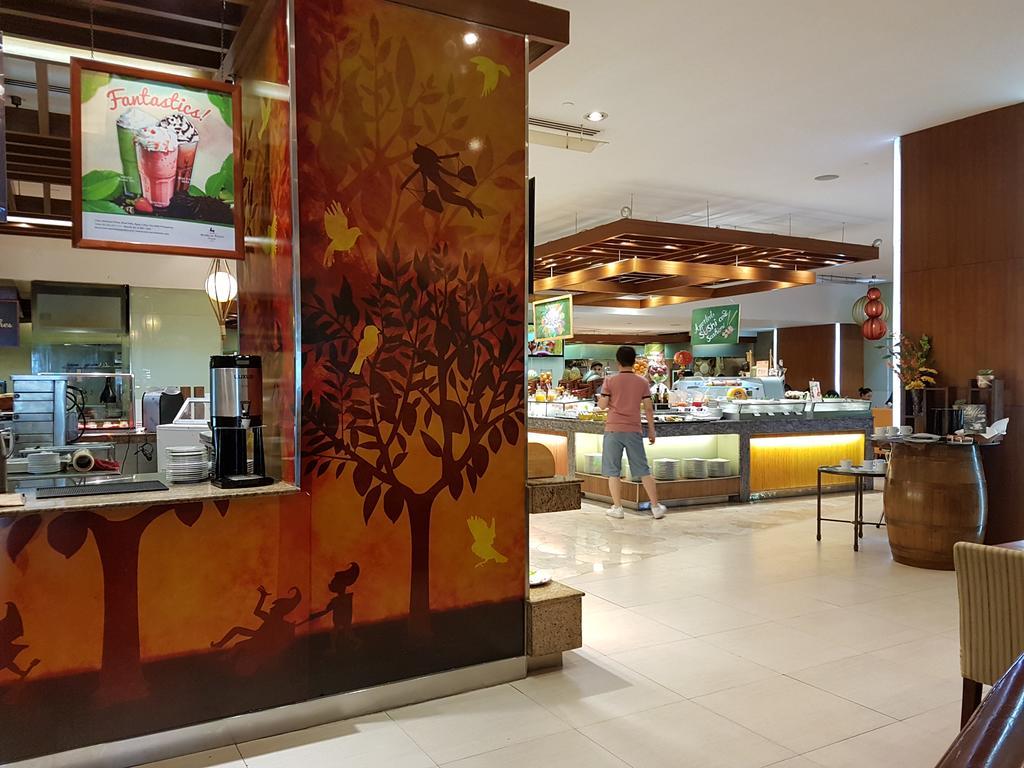 Готель Marco Polo Plaza Cebu Екстер'єр фото The Coffee Bean & Tea Leaf in the lobby of the Royal Plaza Hotel, Bangkok, Thailand