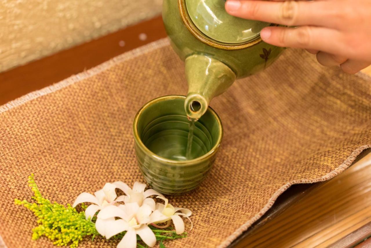 Готель Marco Polo Plaza Cebu Екстер'єр фото A kyusu being used to serve Japanese tea