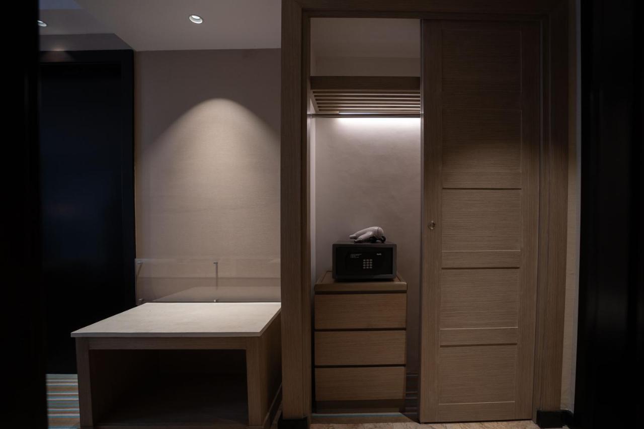Готель Marco Polo Plaza Cebu Екстер'єр фото A safe in a hotel room
