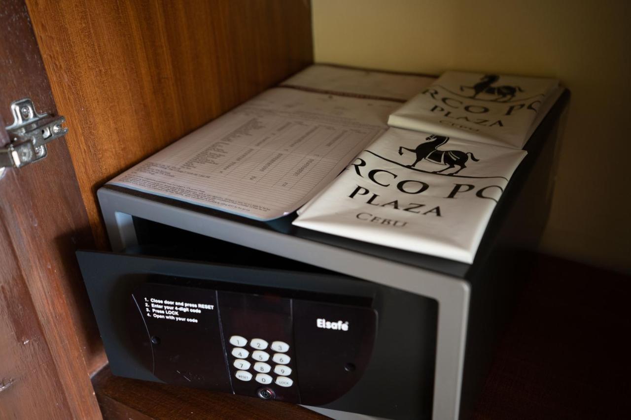 Готель Marco Polo Plaza Cebu Екстер'єр фото A safe in a hotel room
